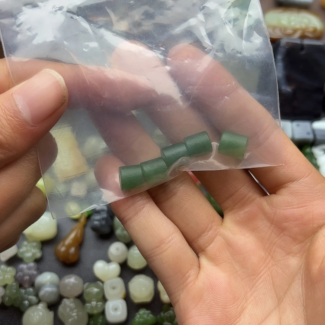 小***桐和田玉未镶嵌颈饰