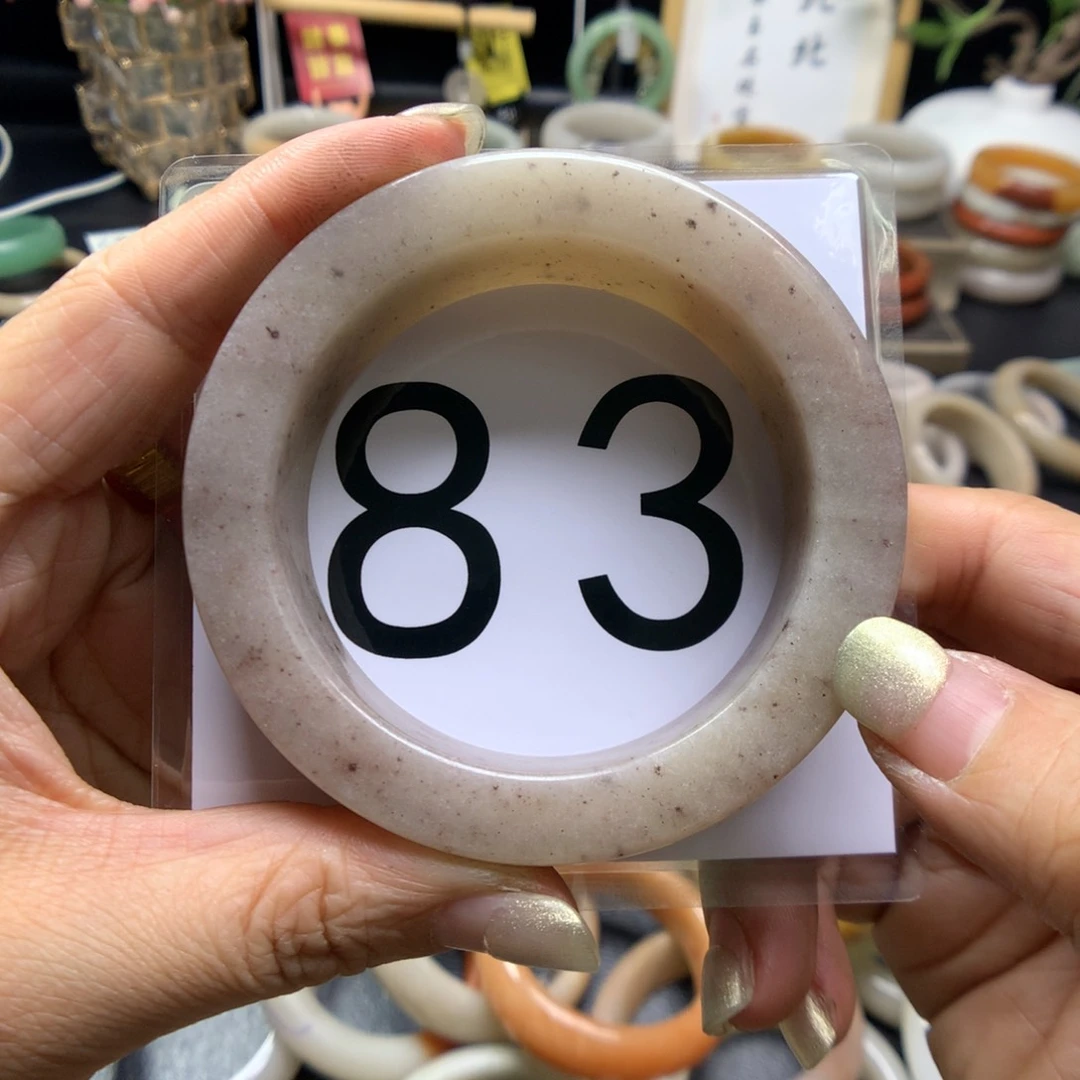 石英质玉手镯未镶嵌兔***?