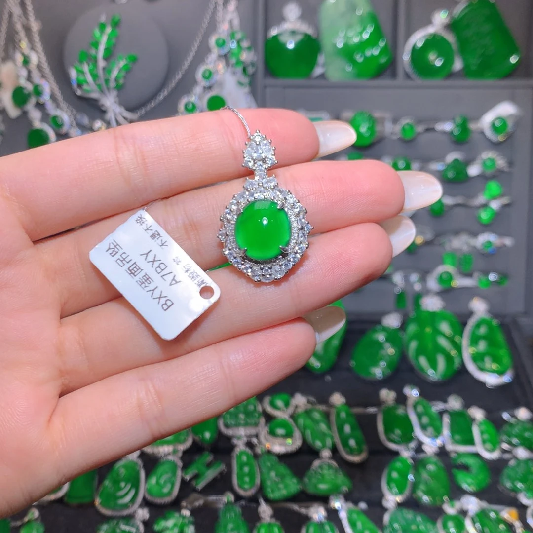翡翠18K金镶嵌颈饰蛋面