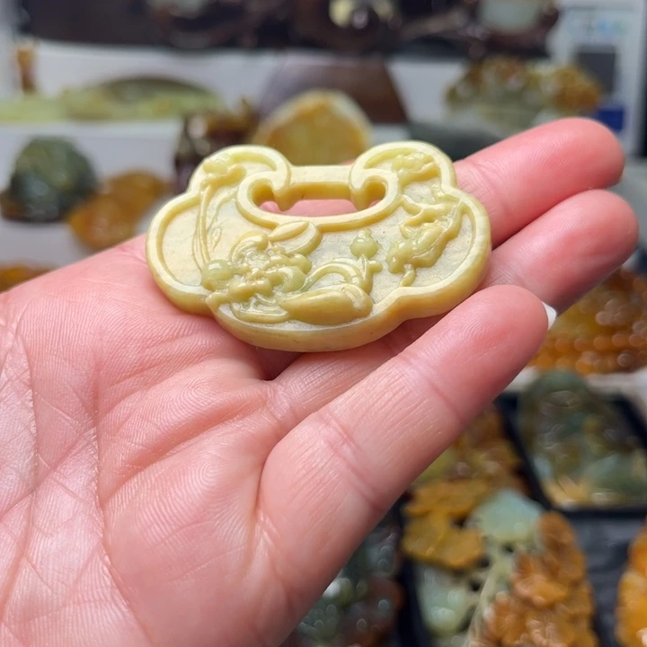 蛇纹石玉未镶嵌挂件