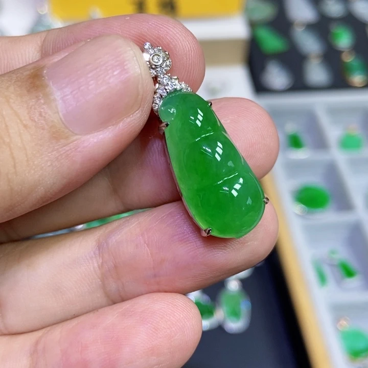 颈饰18K金镶嵌翡翠福豆