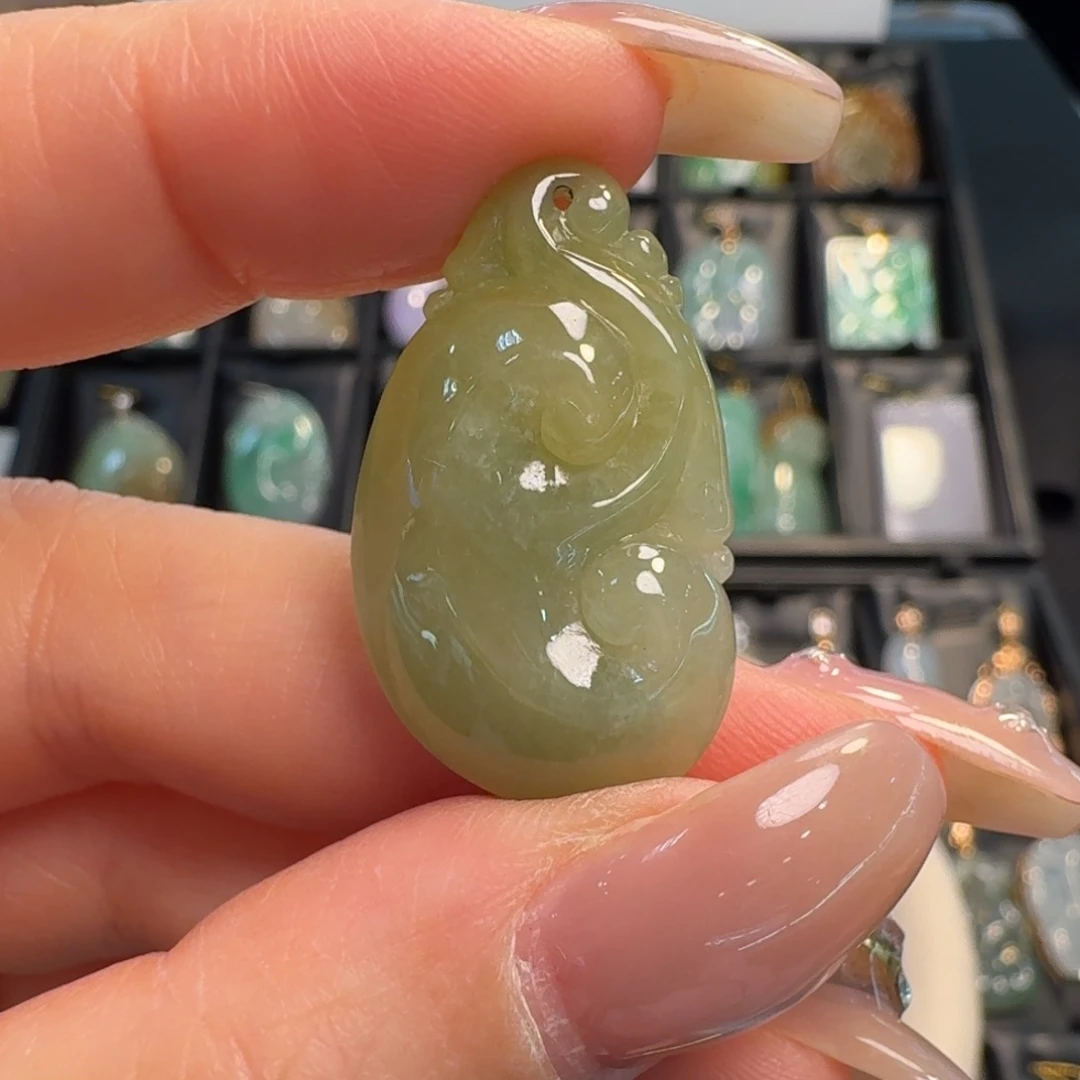 翡翠未镶嵌颈饰如意