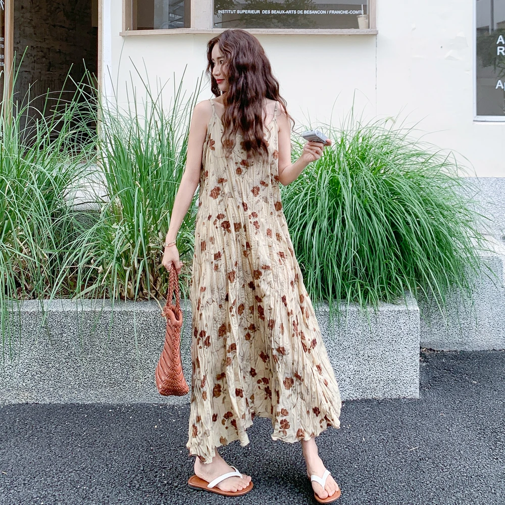 2025初夏超火穿搭女胖mm慵懒风减龄小众显瘦超好看碎花吊带连衣裙