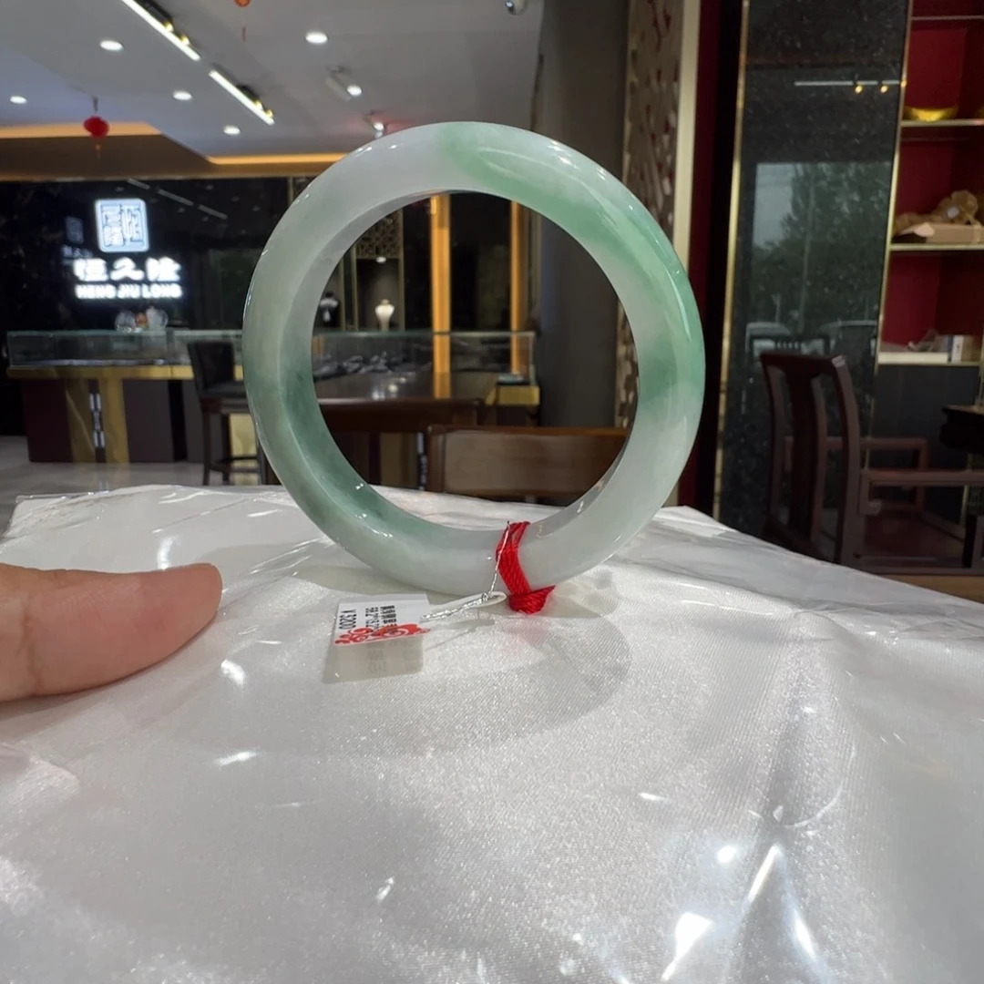 翡翠手镯未镶嵌飘绿58福利，不退不换