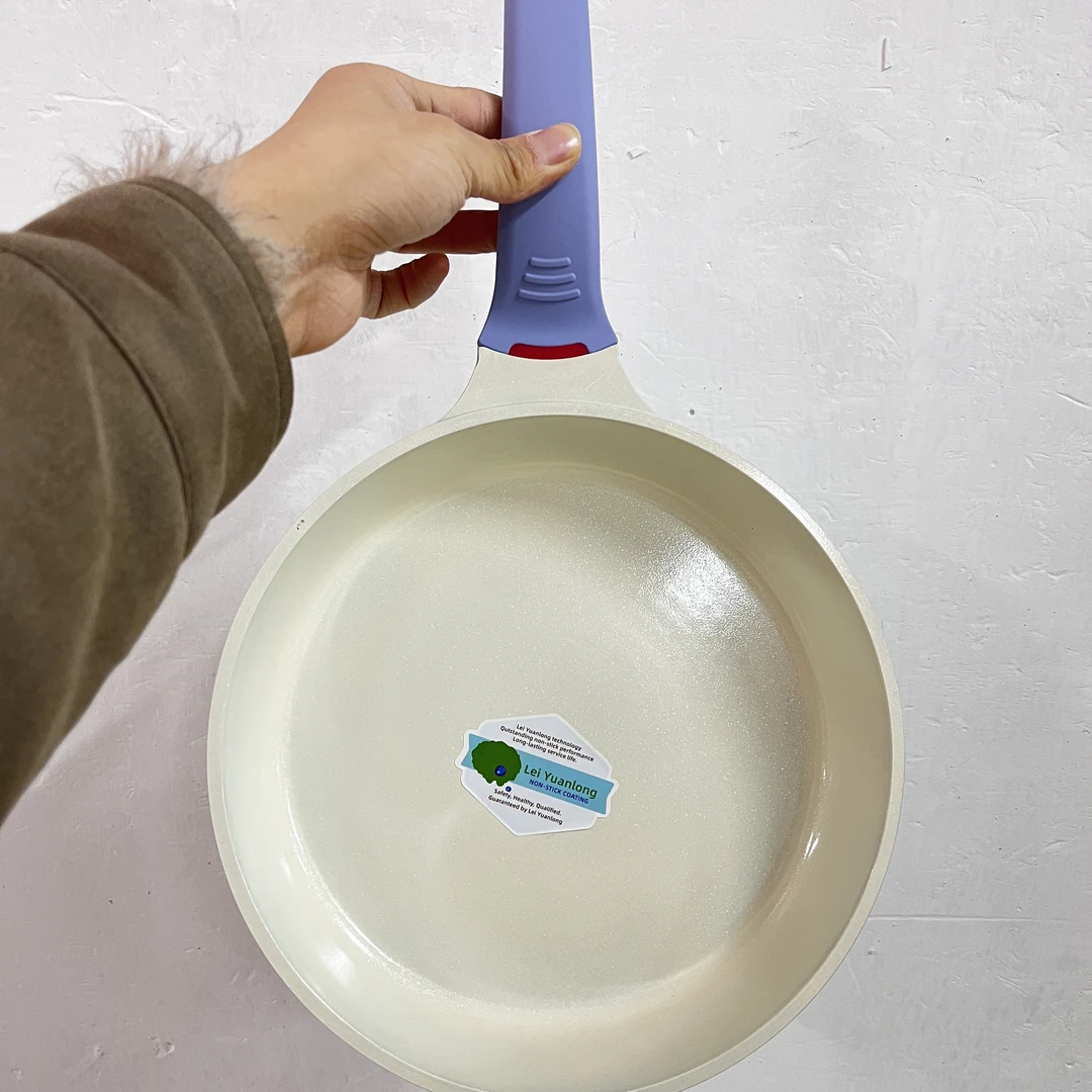 24cm乳白色煎炒锅 品牌尾单 微瑕介意勿拍【发一】