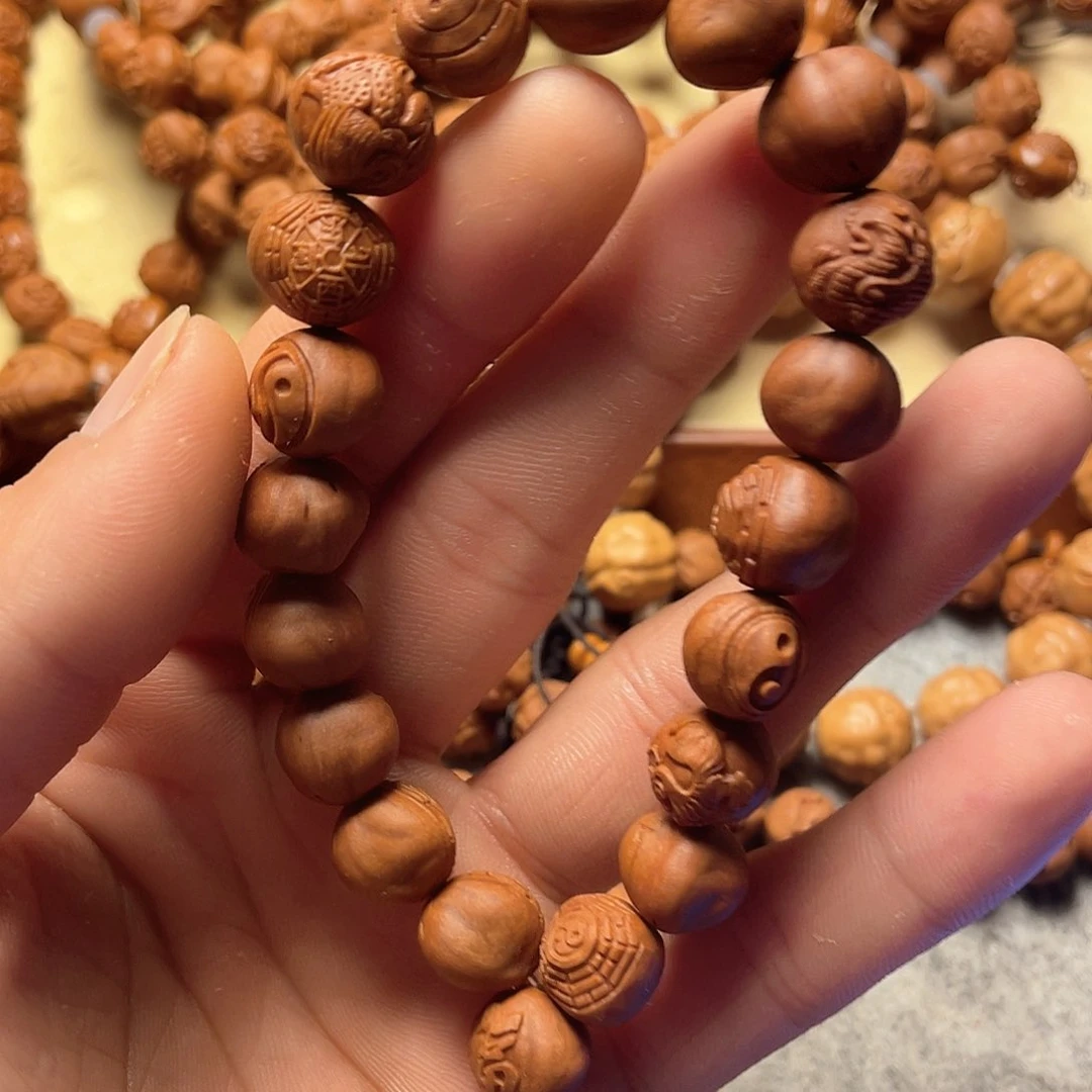 龙纹桃核雕刻太极八卦