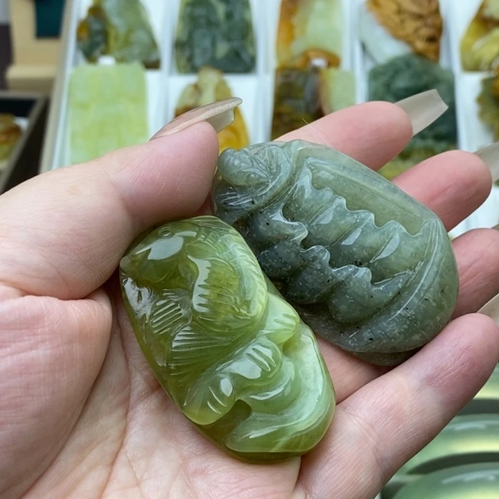 蛇纹石玉未镶嵌颈饰两个坠