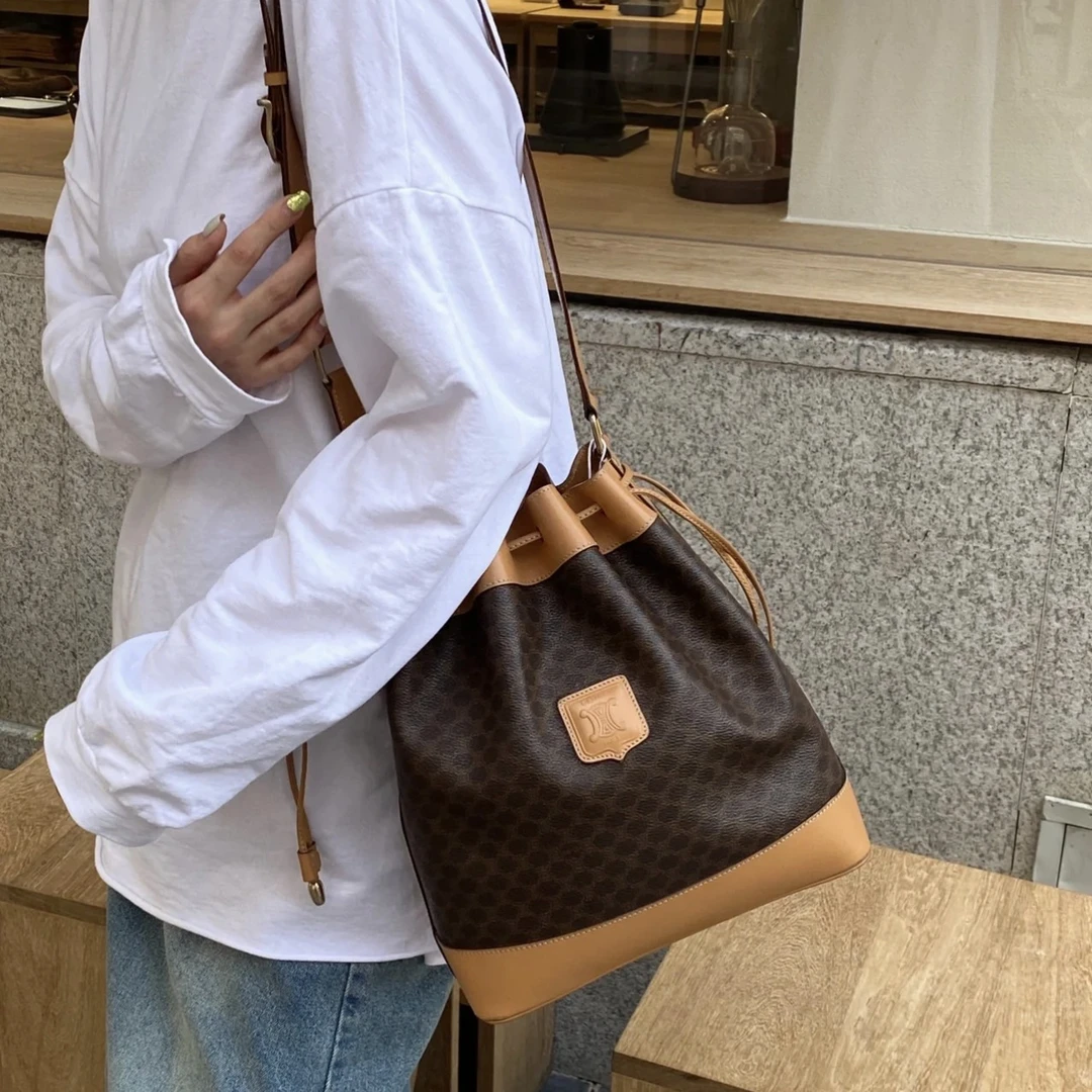 95新 Celine/思琳 M/思琳抽绳水桶斜挎包/30108