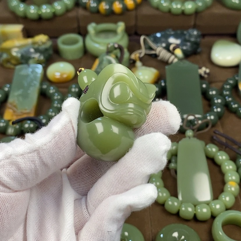 【闪购商品】颈饰未镶嵌岫岩老玉(透闪石质玉)