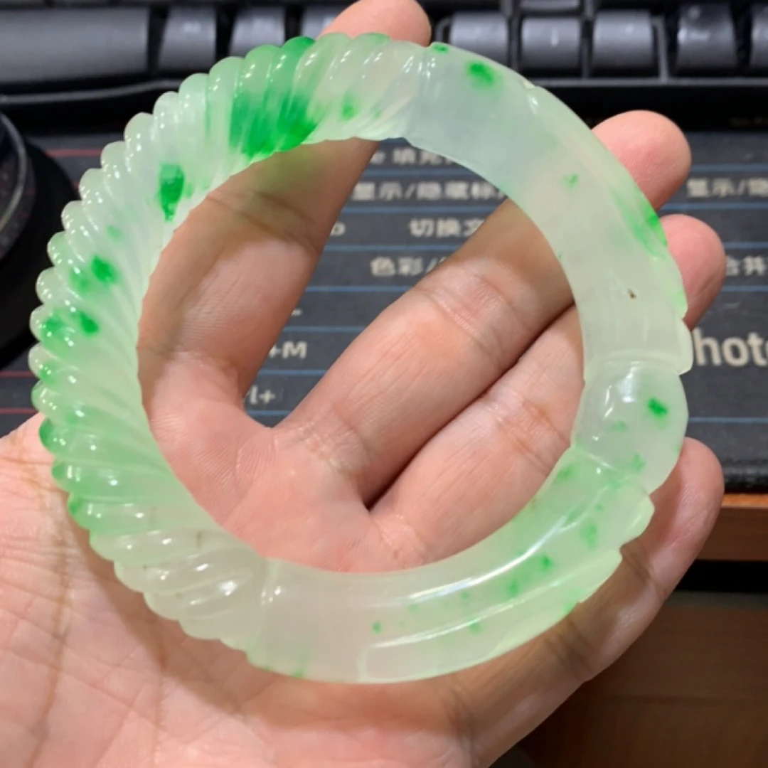 手81 飘绿花雕刻手镯