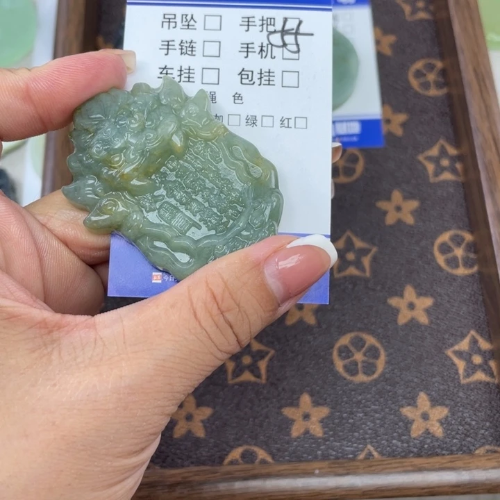 岫玉未镶嵌颈饰百**润挂件