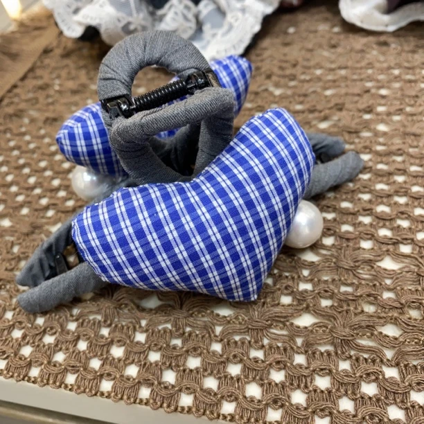 A41蓝色格子桃心13大抓夹