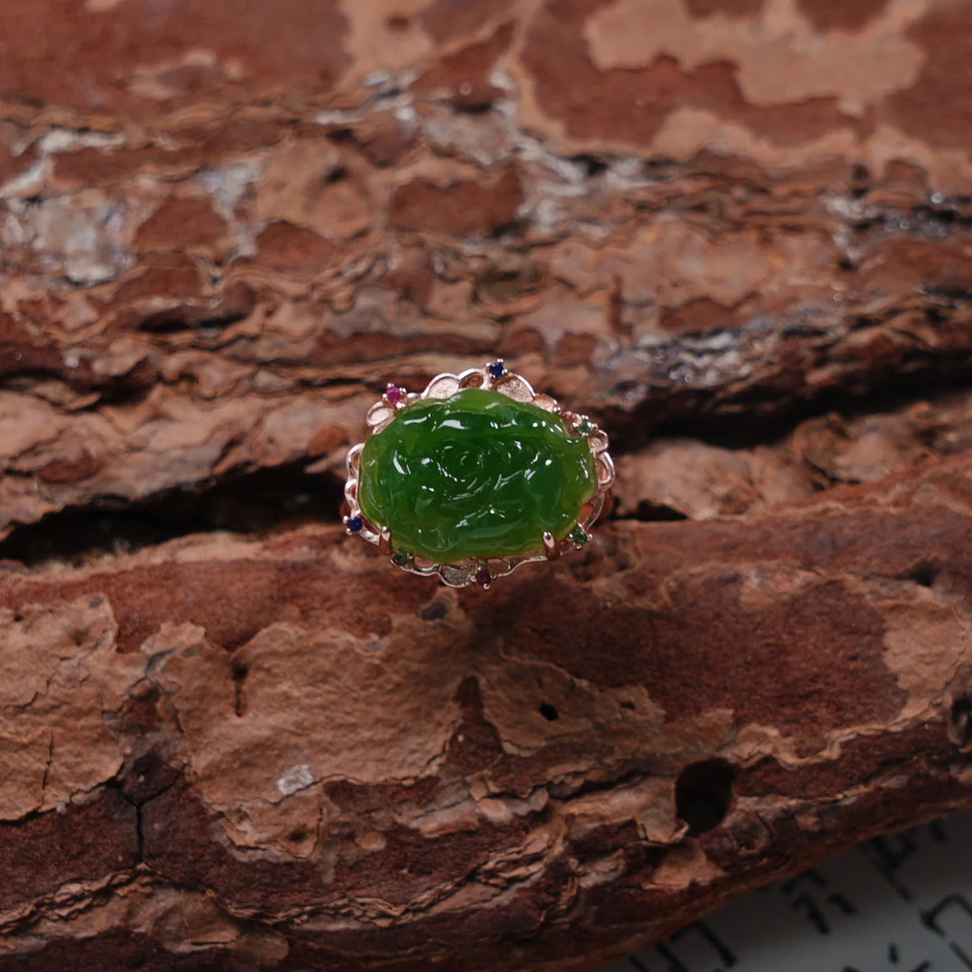 天然和田玉银镶嵌牡丹花戒指