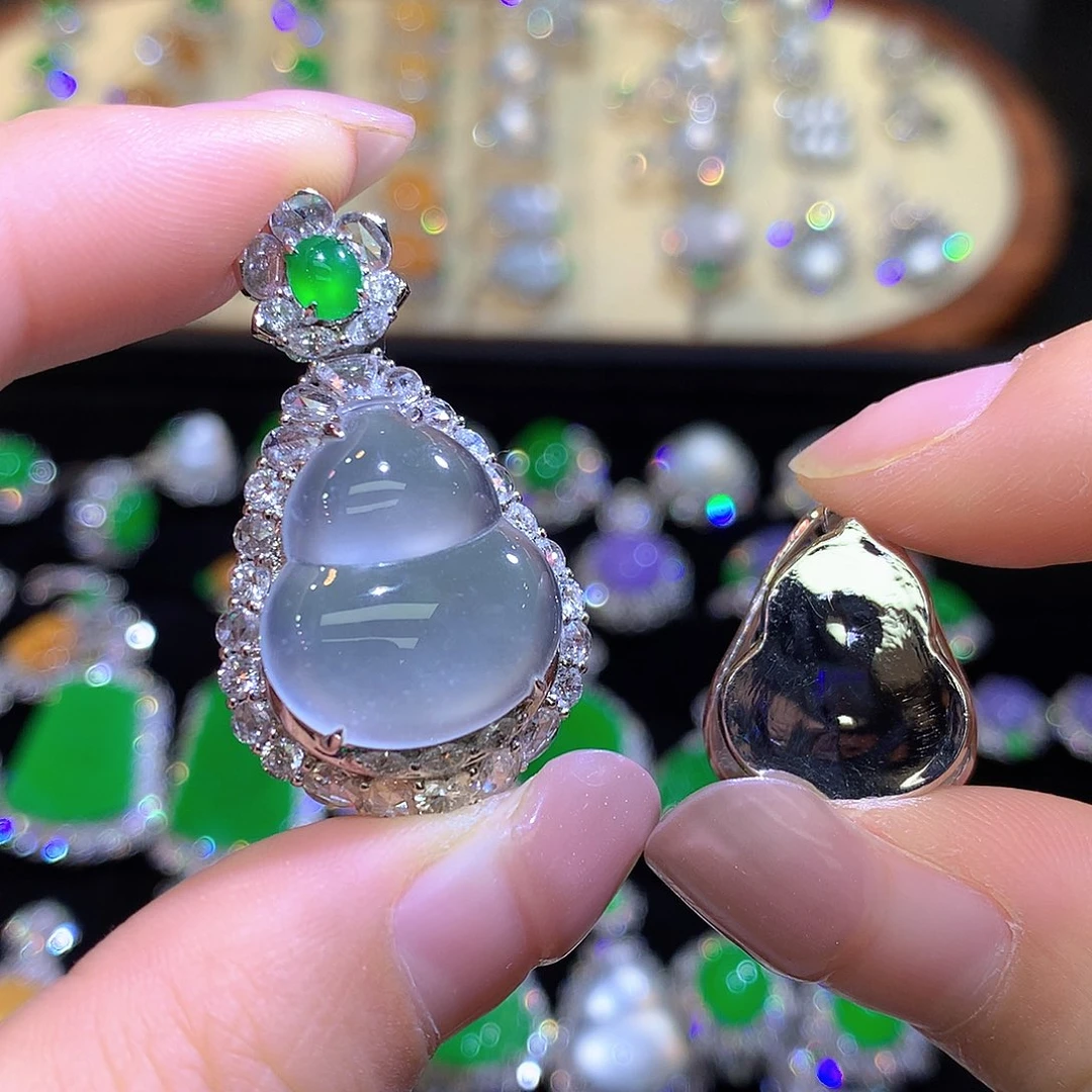 翡翠18K金镶嵌颈饰玻璃种双眼皮福豆吊坠