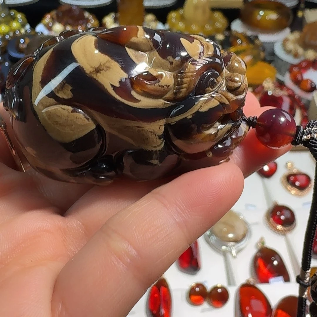 琥珀未镶嵌裸石天然缅甸琥珀黑加仑精雕貔貅吊坠