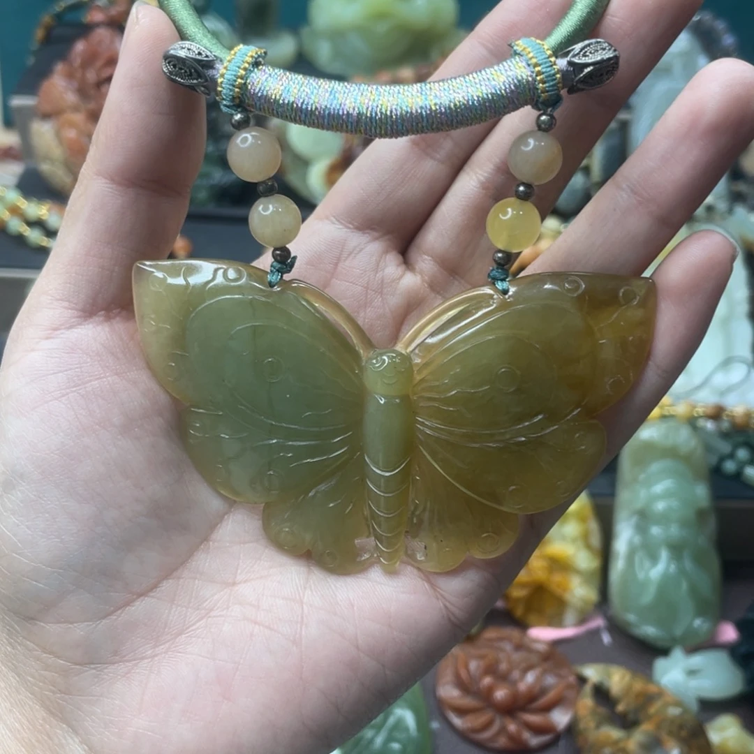 蛇纹石玉未镶嵌颈饰°****鱼