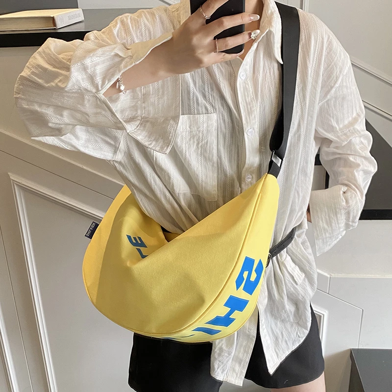 今年流行爆款饺子包男女户外轻便单肩斜挎包休闲运动男款大包