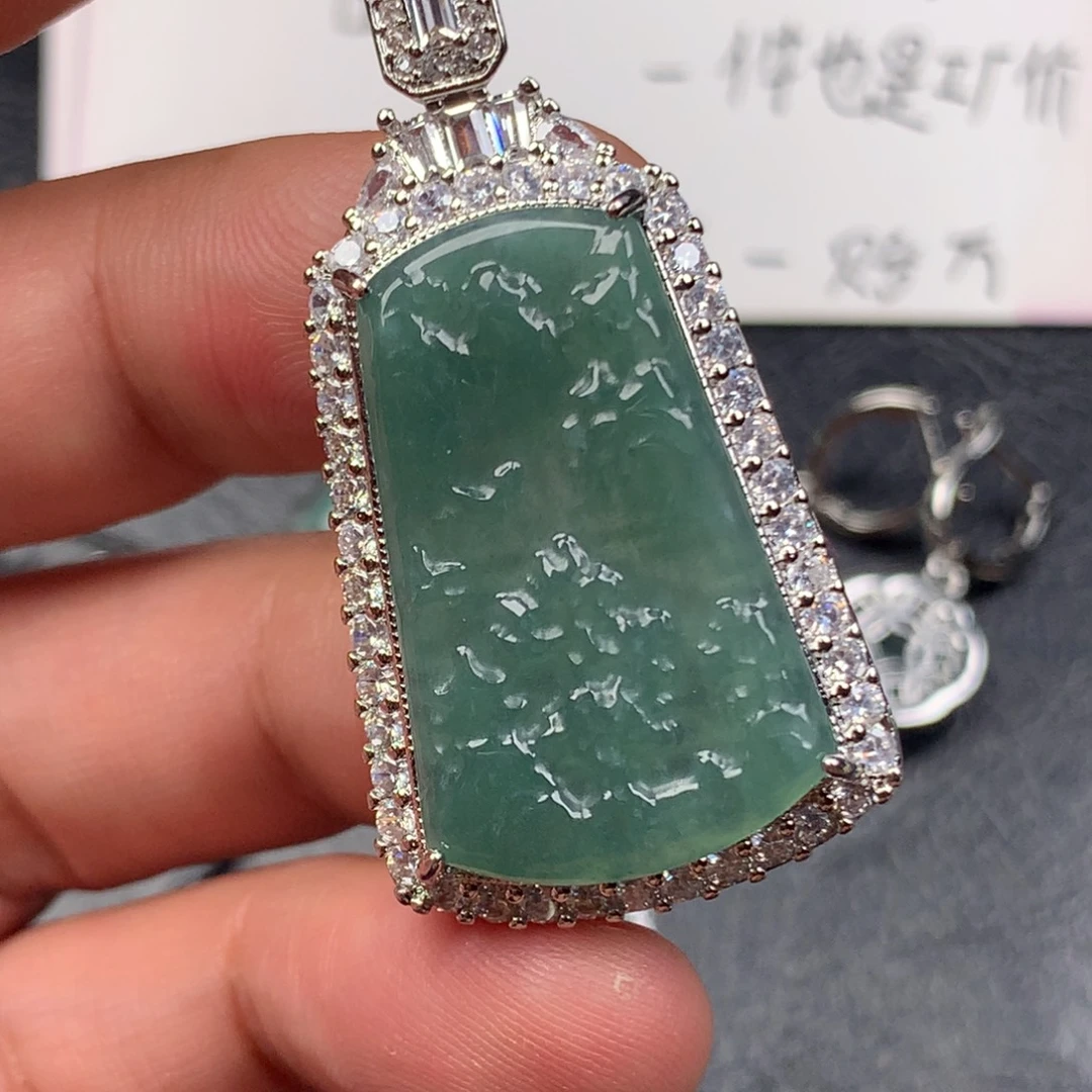 翡翠未镶嵌颈饰山水