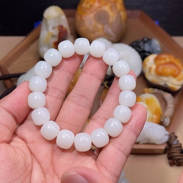 杨***易和田玉未镶嵌颈饰