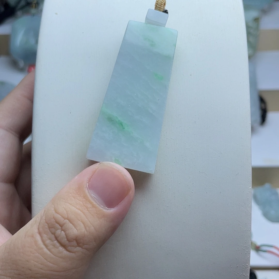 翡翠未镶嵌颈饰无事牌