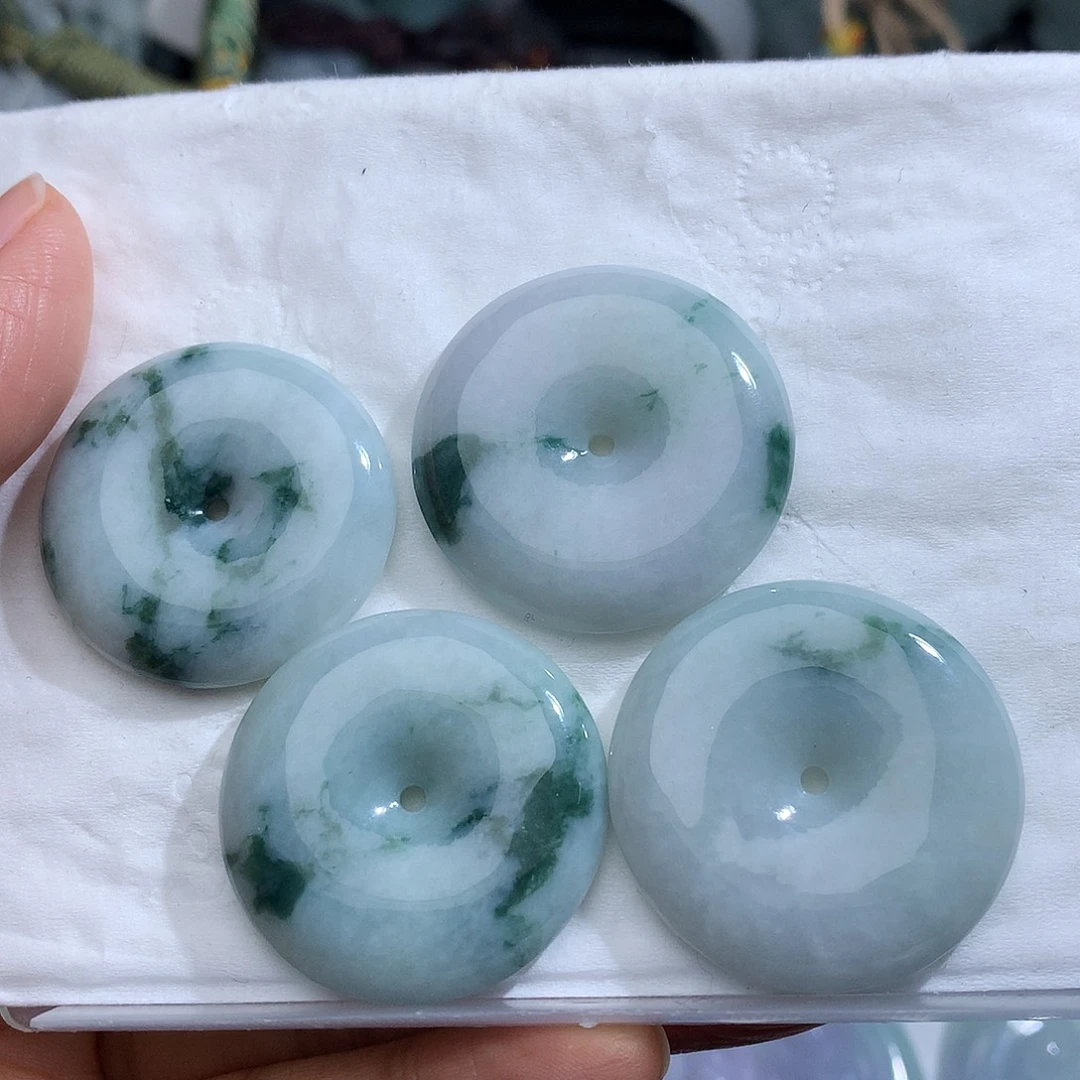 翡翠未镶嵌颈饰多样性发其一