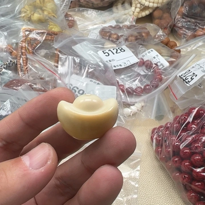 吊坠白玉菩提黄色5650