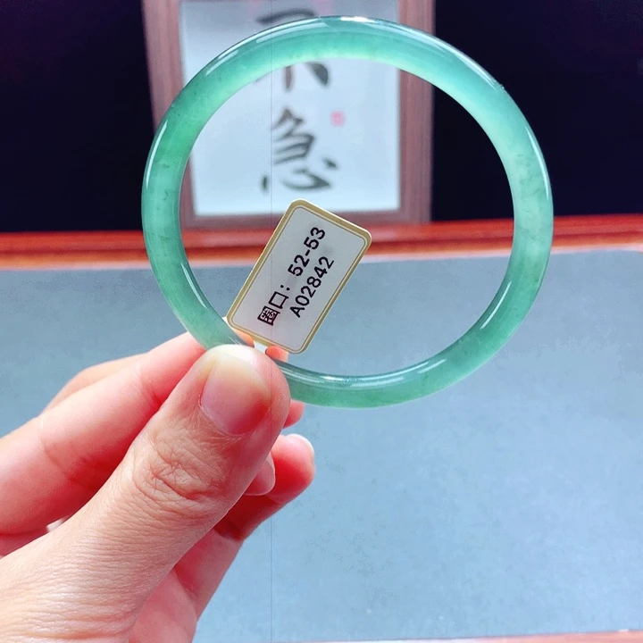 未镶嵌手镯翡翠圆镯