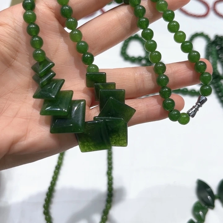 颈饰未镶嵌和田玉（青玉）