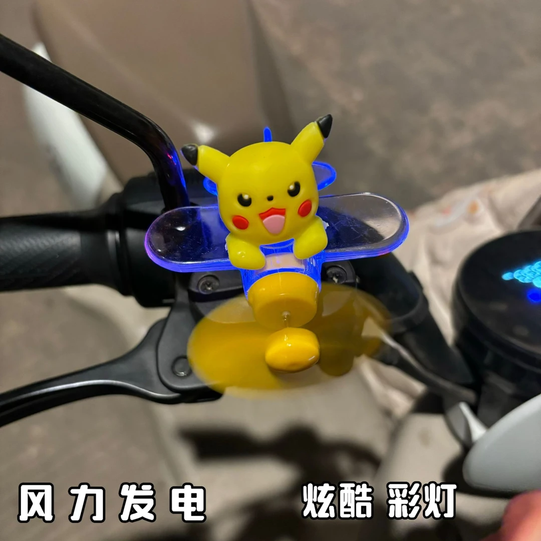 电动车风能发光小飞机装饰品风力旋转发光发电小飞机