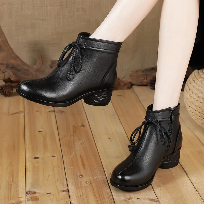 秋冬百搭舒适中老年久站不累妈妈鞋粗跟老年民族短靴加绒保暖靴子