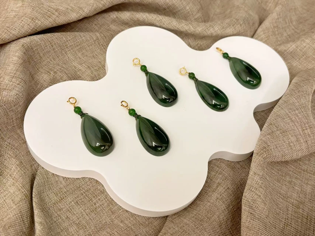 【艳翠】天然和田玉碧玉水滴吊坠（多样性发其一）