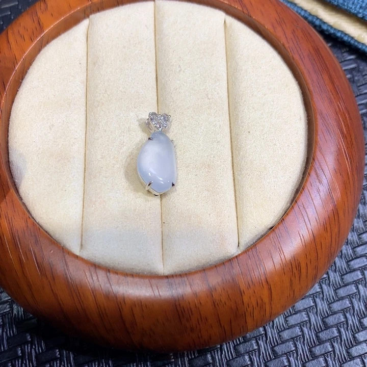 【闪购商品】颈饰18K金镶嵌翡翠