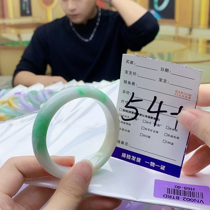 翡翠未镶嵌手镯9000……