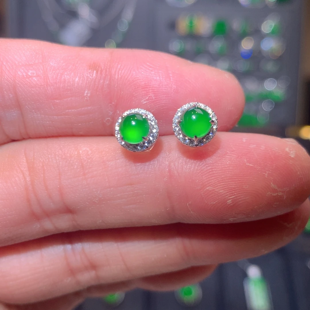 18K金镶嵌翡翠耳钉蛋面