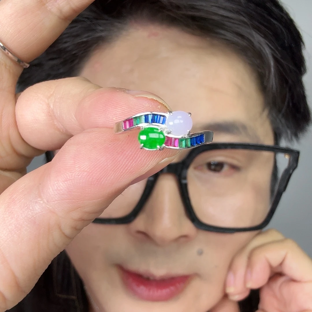 翡翠未镶嵌颈饰一件