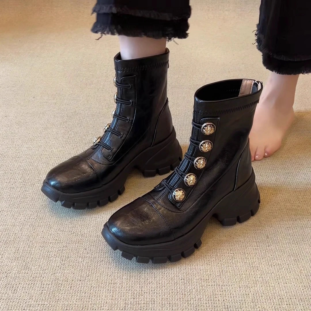 羊皮版~2025年新款复古风圆头厚底金属短筒靴女款气质百搭时装靴
