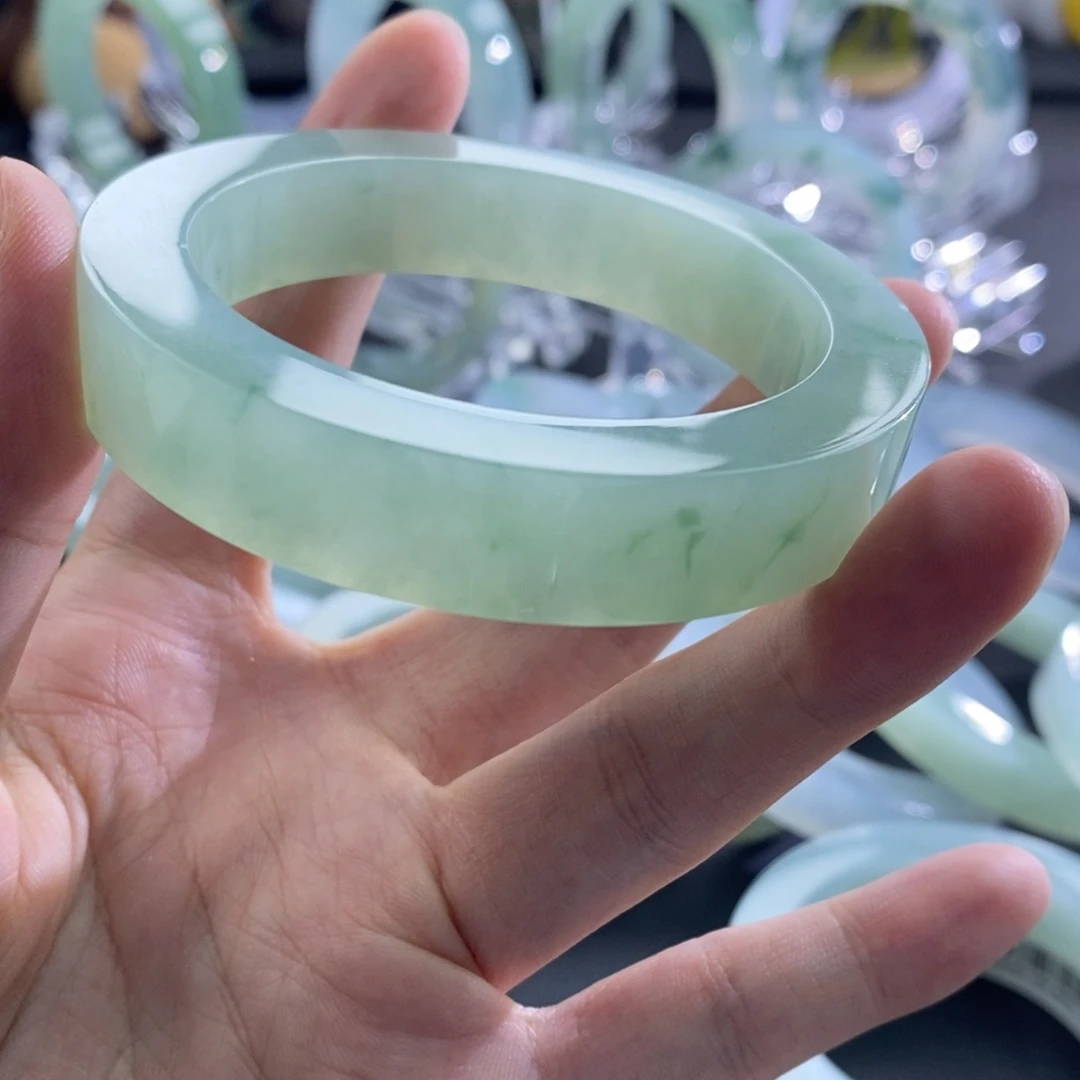 莫***霸未镶嵌翡翠定制翡翠