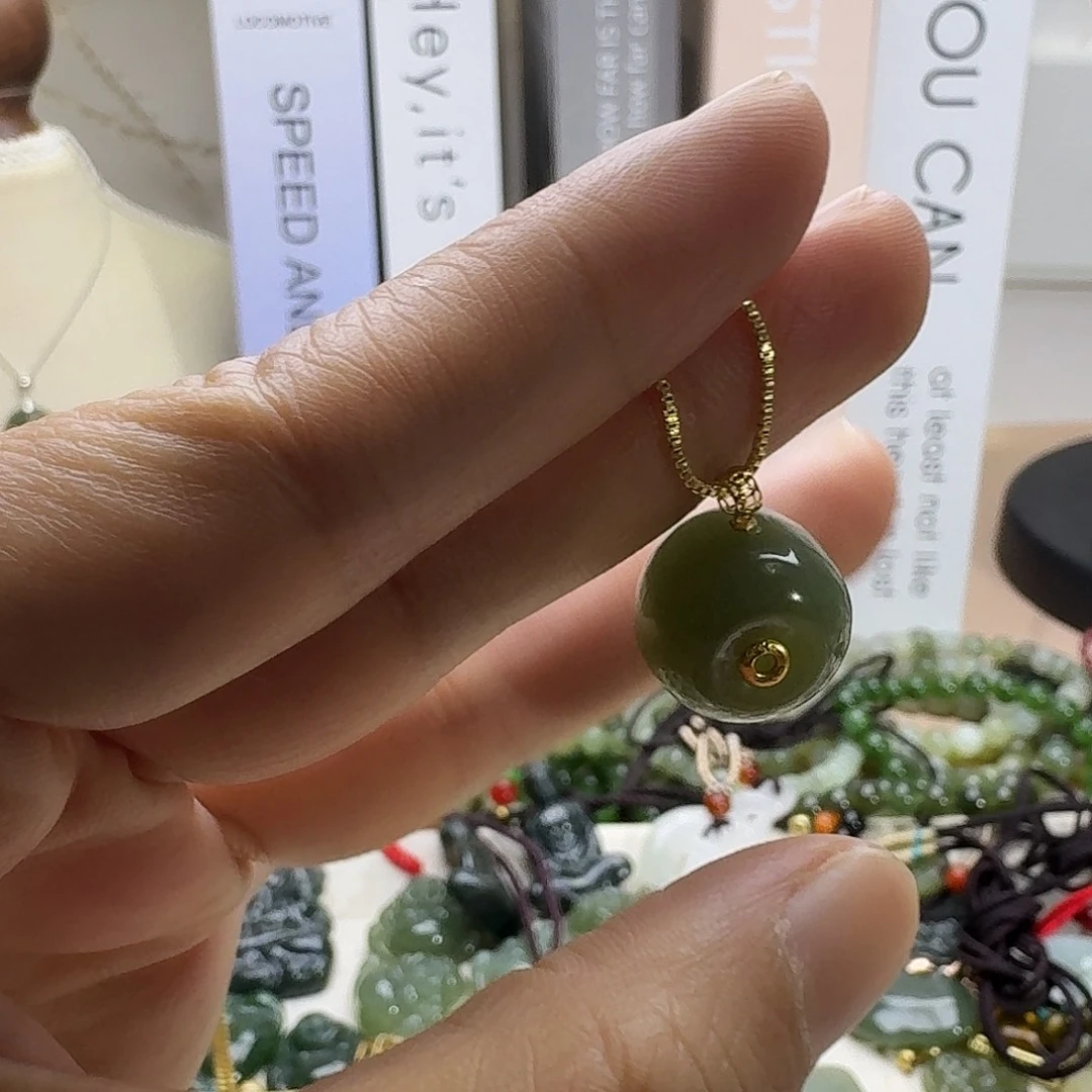 和田玉18K金镶嵌颈饰吊坠