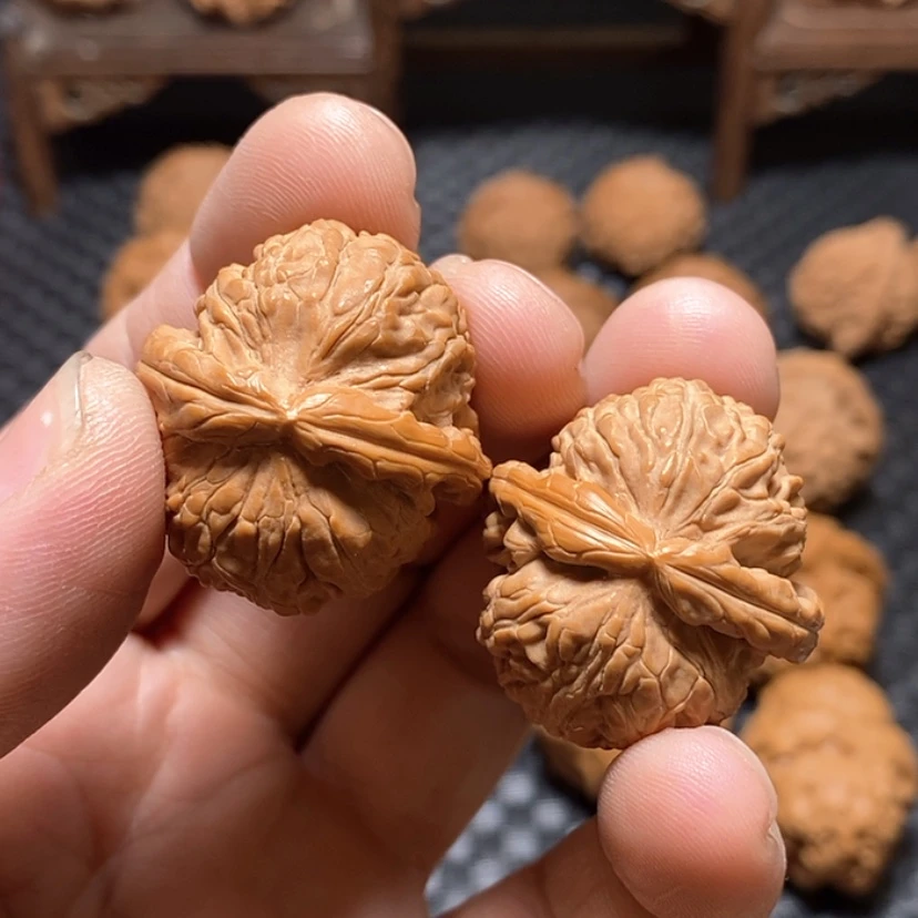 【闪购商品】文玩核桃把件32尺，有修白狮子