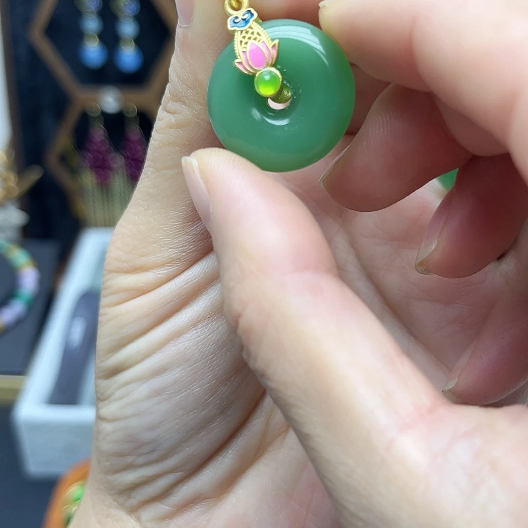 翡翠未镶嵌颈饰平安扣