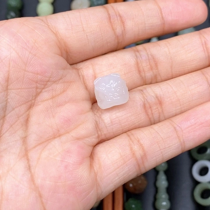 满****和田玉（糖玉）未镶嵌颈饰