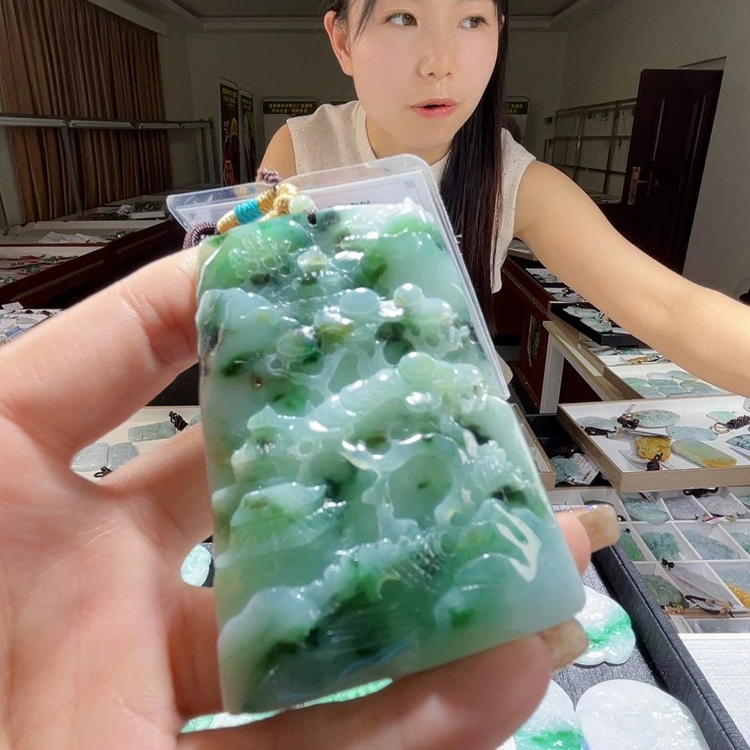 翡翠未镶嵌颈饰一