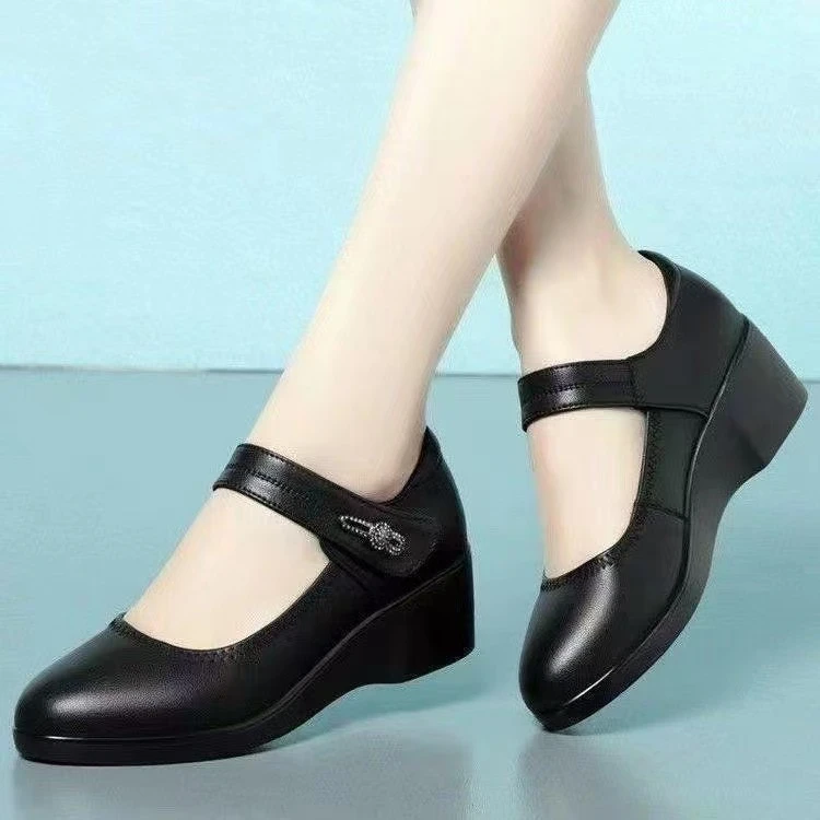 品牌断码四季女鞋单鞋圆头软底一字妈妈中年防滑舒适中老年真软皮