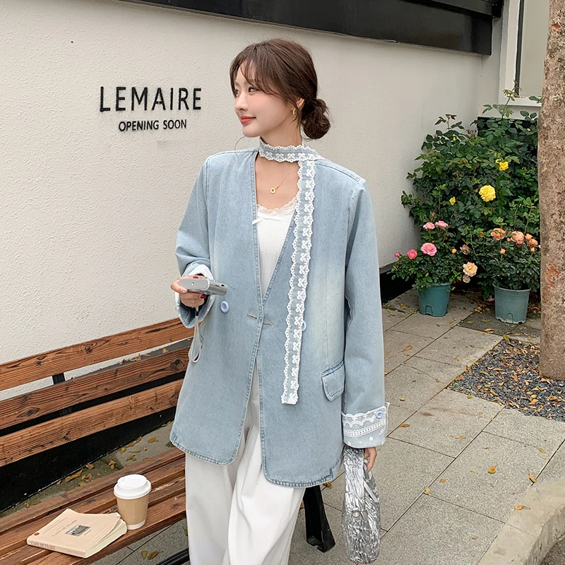 浅蓝色蕾丝拼接水洗牛仔外套女今年开春流行新款韩系气质V领西装