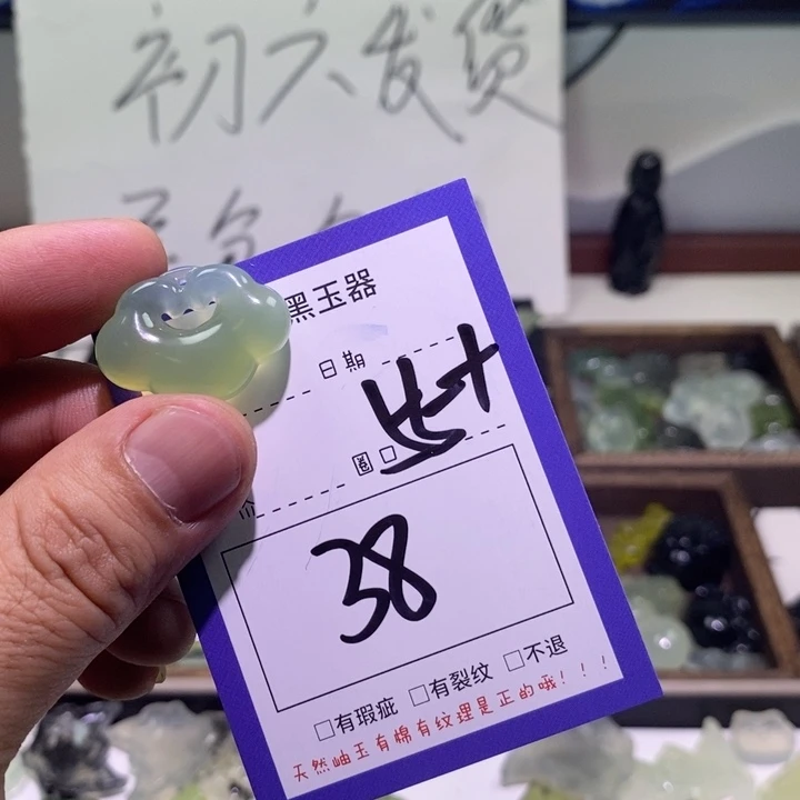 蛇纹石玉颈饰未镶嵌?