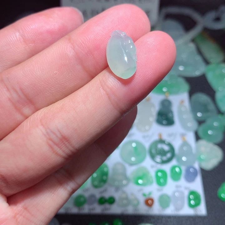 翡翠未镶嵌颈饰花