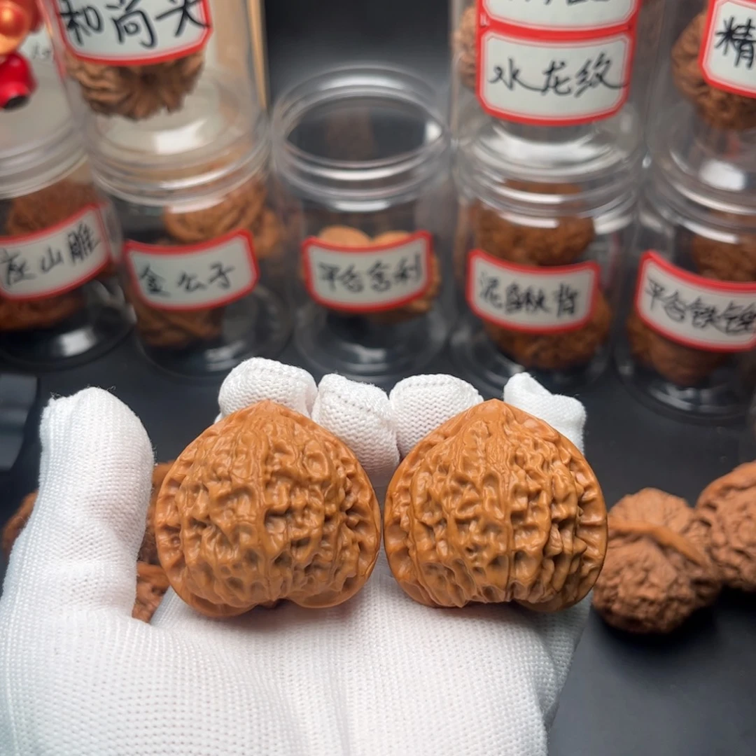 文玩核桃把件41.5桃心金牛