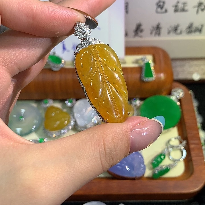 颈饰18K金镶嵌翡翠