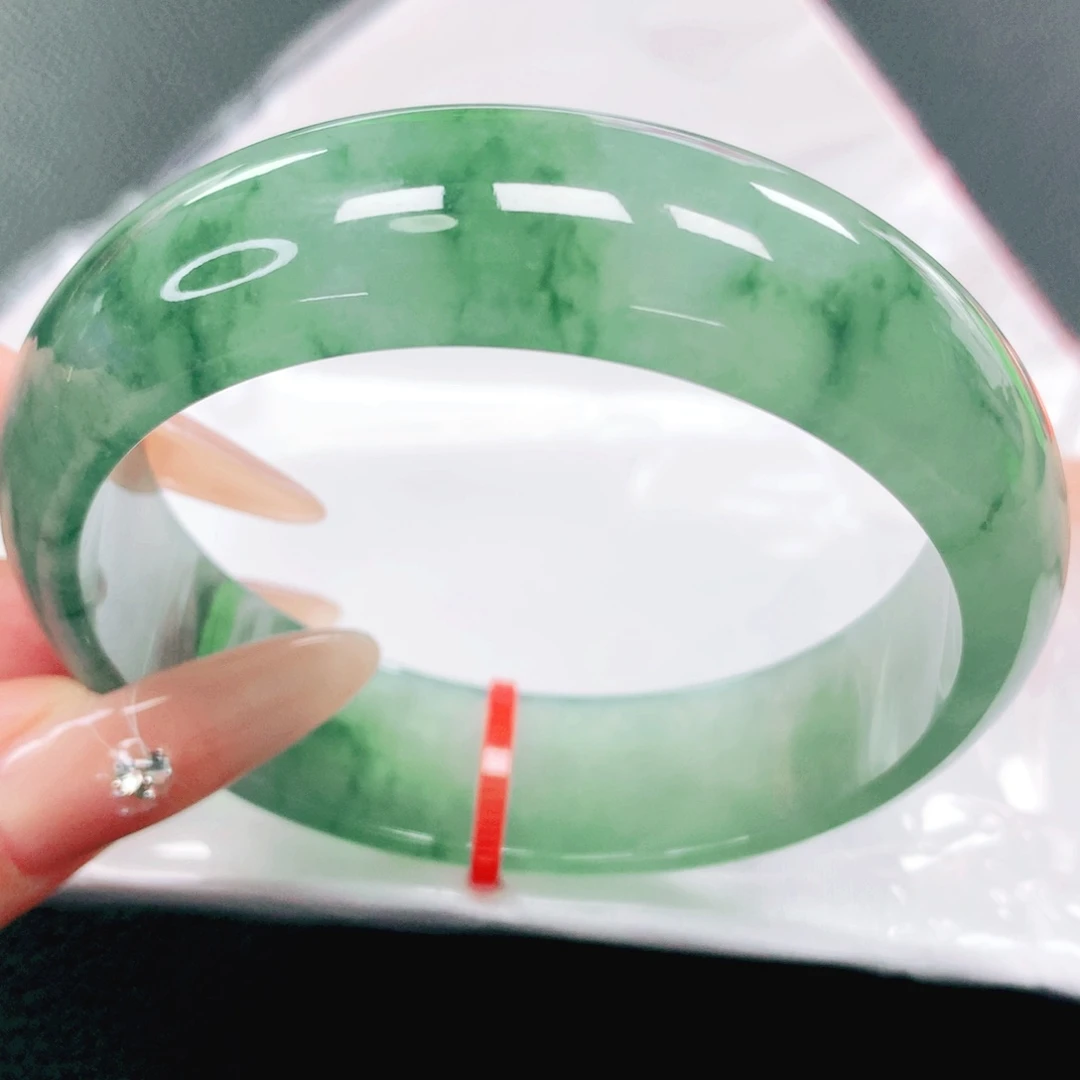 翡翠手镯未镶嵌60。