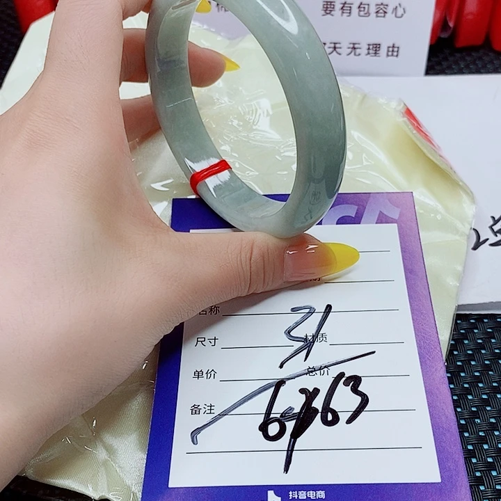 翡翠手镯未镶嵌翡翠